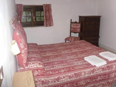 Apartment, 2 Bedrooms | Desk, bed sheets