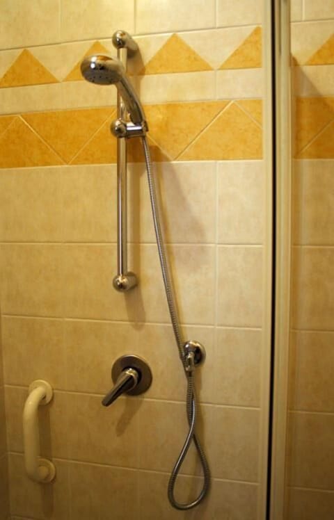 Shower, free toiletries, hair dryer, bidet