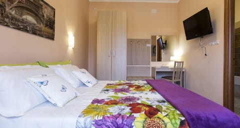 Standard Room | Minibar, desk, blackout drapes, soundproofing