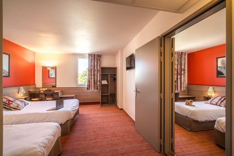 Triple Room | Desk, soundproofing, iron/ironing board, rollaway beds
