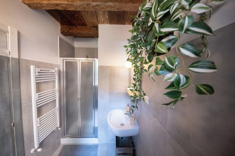 Double Room, Terrace | Bathroom | Shower, free toiletries, hair dryer, towels