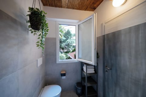 Double Room, Terrace | Bathroom | Shower, free toiletries, hair dryer, towels