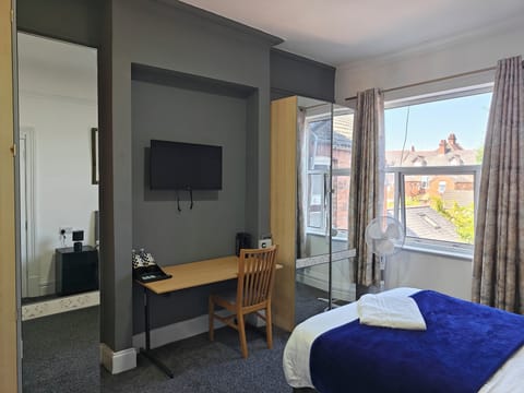 Standard Double Room, 1 Bedroom, Non Smoking, Ensuite | Desk, iron/ironing board, WiFi