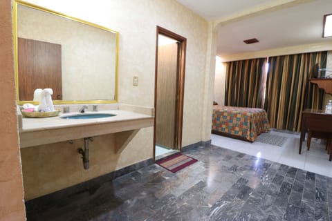 Room, 1 Double Bed | Bathroom | Shower, free toiletries, towels