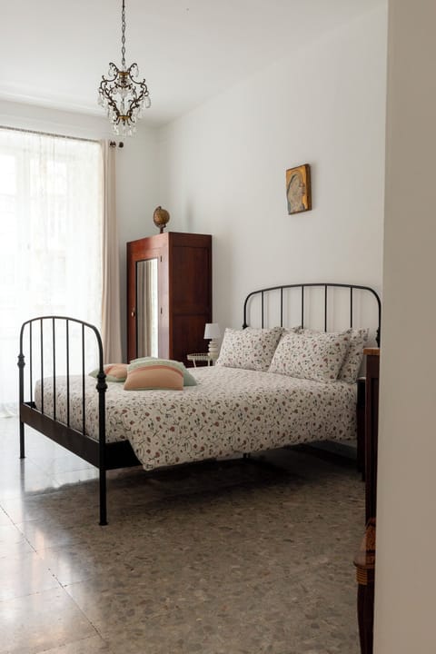 bedrooms 1 with a matrimonial bed