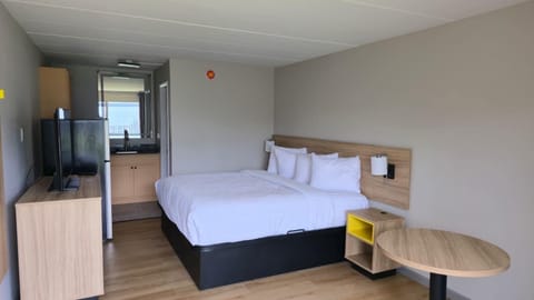 Standard Room, 1 King Bed | Free WiFi, bed sheets, alarm clocks