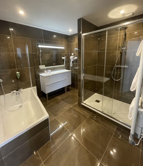 Deluxe Suite | Bathroom | Combined shower/tub, deep soaking tub, hair dryer, towels