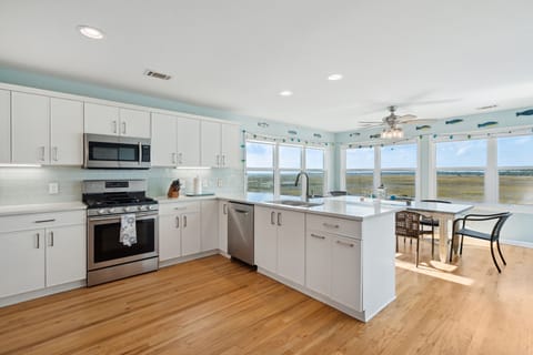 Kitchen & Dining Area