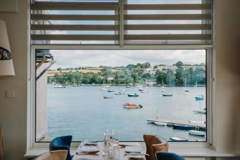 2 restaurants; breakfast, lunch, dinner, and brunch served