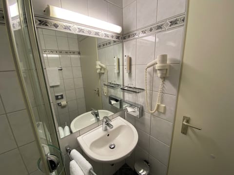 Economy Single Room | Bathroom | Shower, eco-friendly toiletries, hair dryer, towels