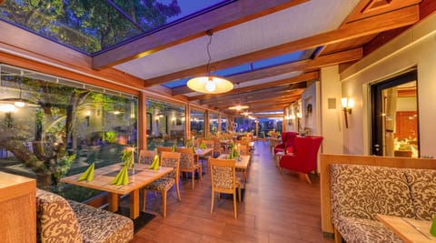 2 restaurants; lunch and dinner served