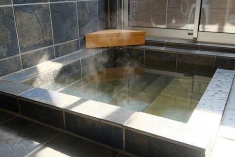 Separate tub and shower, spring water tub, free toiletries, hair dryer