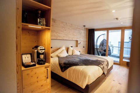 Junior Suite View | Hypo-allergenic bedding, minibar, in-room safe, blackout drapes