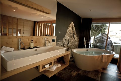 Junior Suite West | Bathroom | Separate tub and shower, deep soaking tub, eco-friendly toiletries
