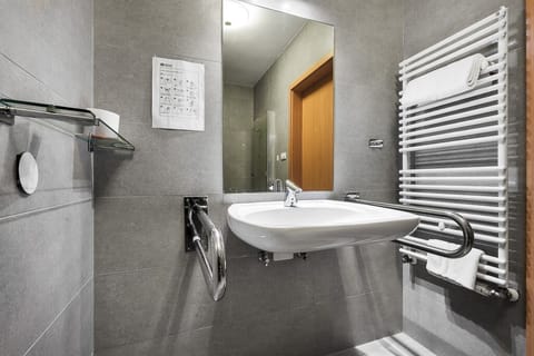 Basic Twin Room, Non Smoking | Bathroom | Shower, free toiletries, hair dryer, towels