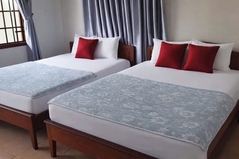 Deluxe Quadruple Room | Desk, free WiFi, bed sheets
