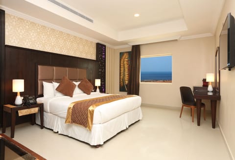 Junior Suite | Minibar, in-room safe, desk, soundproofing