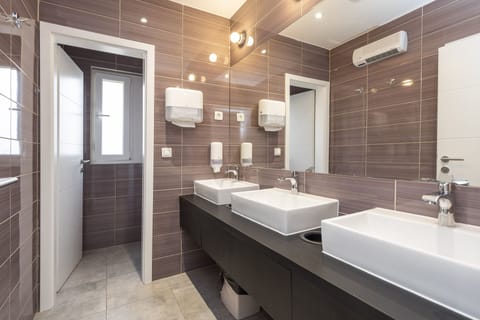 Shared Dormitory, Women only, Shared Bathroom (6 beds) | Bathroom | Free toiletries, hair dryer, towels