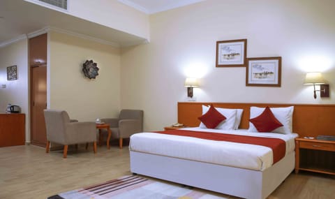 Executive Suite | Soundproofing, iron/ironing board, WiFi, bed sheets