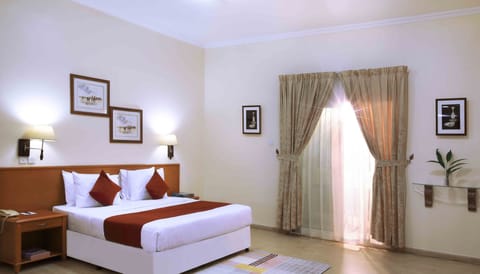 Executive Suite | Soundproofing, iron/ironing board, WiFi, bed sheets