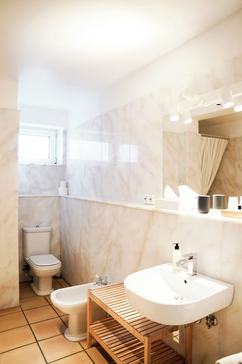 Comfort Double Room | Bathroom | Free toiletries, towels