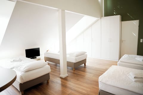 Quadruple Room | Desk, free WiFi, bed sheets