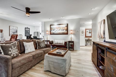 Home Decor, Furniture, Indoors, Living Room, Couch