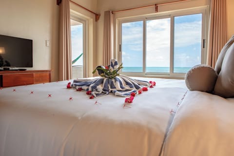One Bedroom Oceanfront Suite | Premium bedding, in-room safe, individually decorated