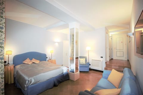 Superior Room | Minibar, in-room safe, desk, blackout drapes