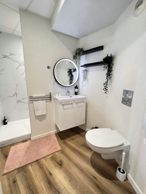 Superior Studio | Bathroom | Free toiletries, hair dryer, towels, soap