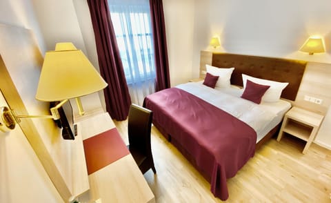 Standard Double Room | Desk, soundproofing, iron/ironing board, free WiFi