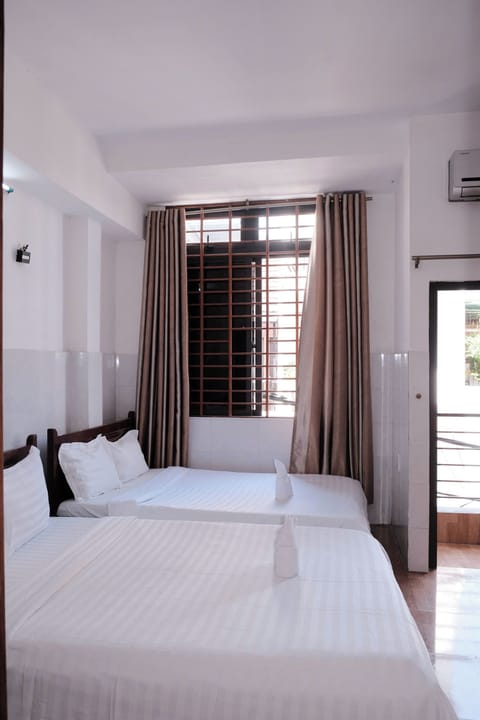 Basic Quadruple Room | Minibar, desk, soundproofing, iron/ironing board
