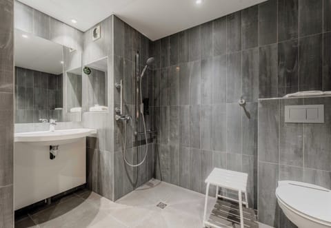 Standard Double Room, 1 Double Bed, Mobility Accessible, Non Smoking | Bathroom | Shower, eco-friendly toiletries, hair dryer, towels