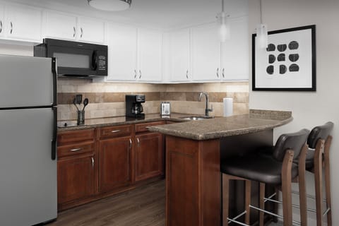 Full-size fridge, microwave, stovetop, dishwasher