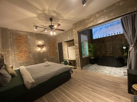 Design Double Room | Desk, laptop workspace, soundproofing, free WiFi