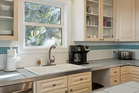 Small & large kitchen appliances provided