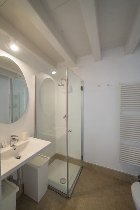 Basic Double Room | Bathroom | Shower, rainfall showerhead, free toiletries, hair dryer