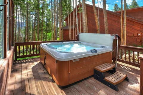 Private hot tub, dont forget your swimsuit!