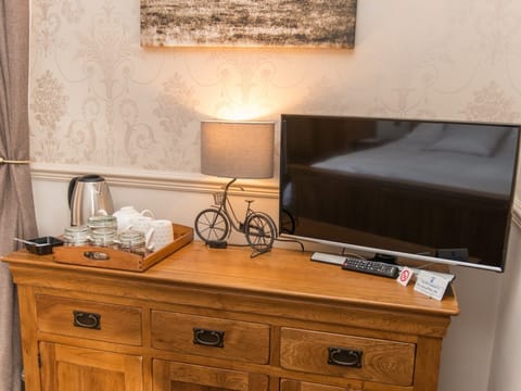 Egyptian cotton sheets, premium bedding, desk, bed sheets