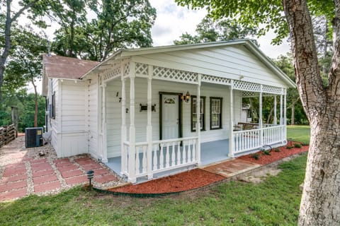 Charming cottage backs up to Katie's Woods Park and Lake Grapevine