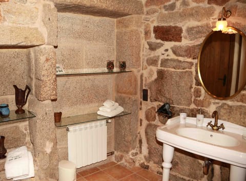 Comfort Double Room, Courtyard View | Bathroom | Shower, free toiletries, hair dryer, bathrobes