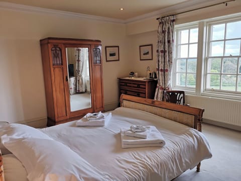 3 bedrooms, Egyptian cotton sheets, premium bedding, memory foam beds