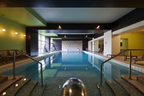 Indoor pool, sun loungers