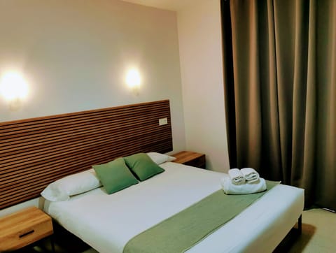 Room | Desk, free WiFi, bed sheets