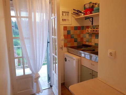 Studio | Private kitchenette | Stovetop, coffee/tea maker, electric kettle, highchair
