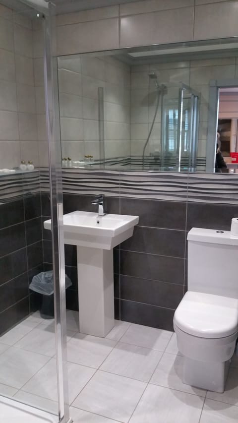 Shower, rainfall showerhead, free toiletries, hair dryer