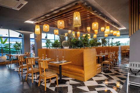 2 restaurants; breakfast, lunch, and dinner served