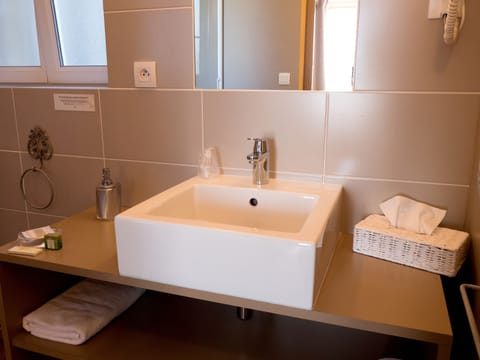Comfort Double Room | Bathroom sink