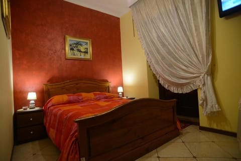 Traditional Double Room, Shared Bathroom | Frette Italian sheets, premium bedding, iron/ironing board, free WiFi