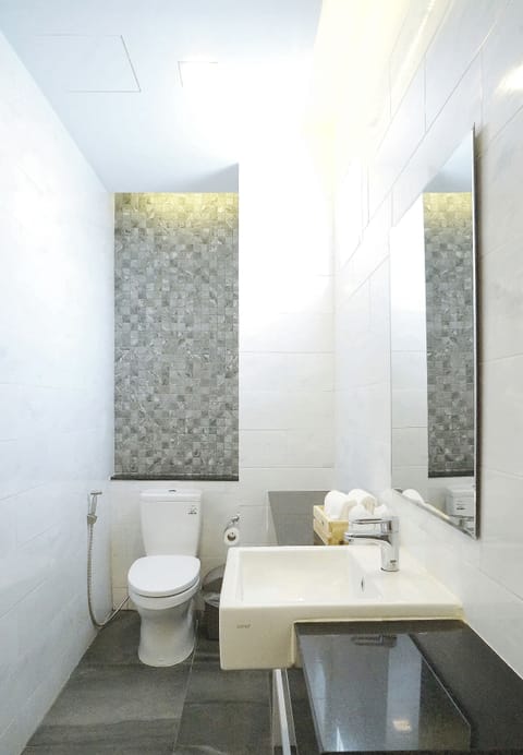 Superior Studio Room | Bathroom | Shower, free toiletries, hair dryer, towels